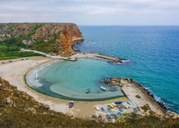 plaja-salbatica-aflata-la-doar-1-ora-de-constanta,-cu-nisip-fin-si-ape-turcoaz-ca-in-grecia:-este-un-colt-de-rai