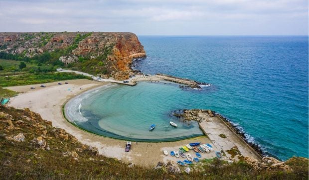 plaja-salbatica-aflata-la-doar-1-ora-de-constanta,-cu-nisip-fin-si-ape-turcoaz-ca-in-grecia:-este-un-colt-de-rai