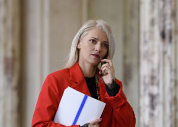 alina-gorghiu:-elefantul-din-incapere-are-un-chip-si-un-nume:-ilie-bolojan.-blocajul-tarii-din-cauza-ambitiilor-lui-bolojan