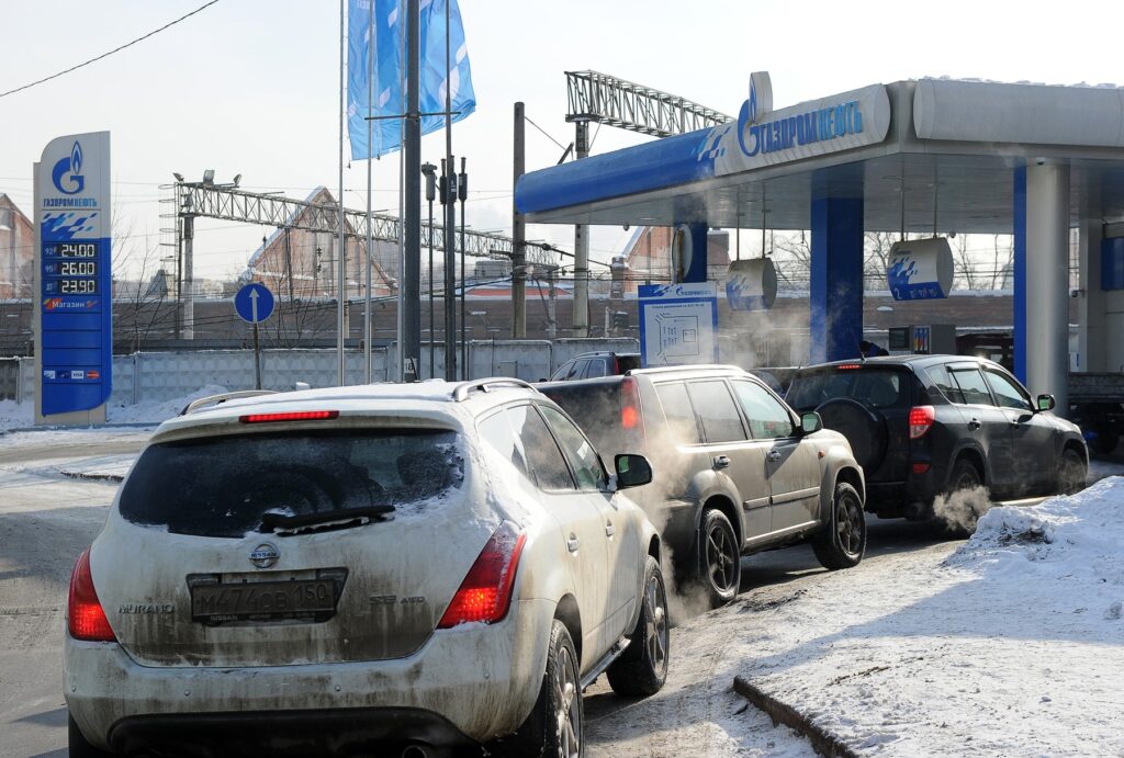 criza-de-carburanti-provocata-in-rusia-de-atacurile-ucrainene-a-ajuns-pana-in-siberia-–-hotnews.ro