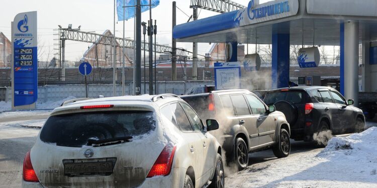 criza-de-carburanti-provocata-in-rusia-de-atacurile-ucrainene-a-ajuns-pana-in-siberia-–-hotnews.ro