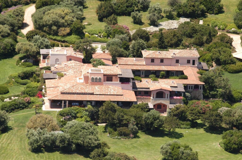 luxoasa-vila-bunga-bunga-a-lui-silvio-berlusconi,-vanduta-pentru-350000000-de-euro-cine-a-cumparat-o-–-hotnews.ro