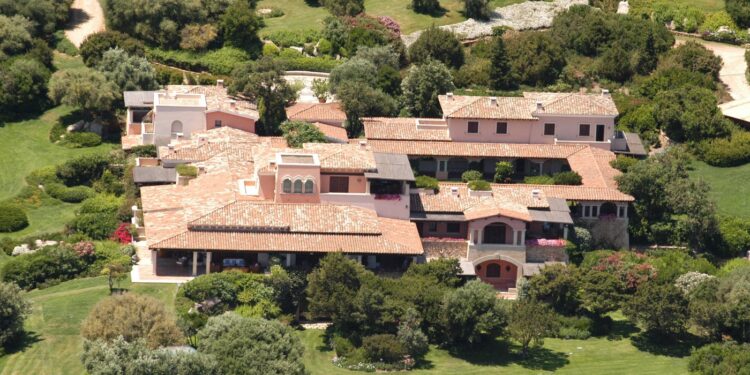 luxoasa-vila-bunga-bunga-a-lui-silvio-berlusconi,-vanduta-pentru-350000000-de-euro-cine-a-cumparat-o-–-hotnews.ro