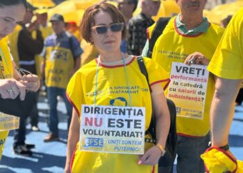 profesorii-ies-din-nou-in-strada,-joi,-pe-canicula.-pentru-ce-au-strans-sute-de-mii-de-semnaturi-pe-care-le-vor-duce-la-parlament