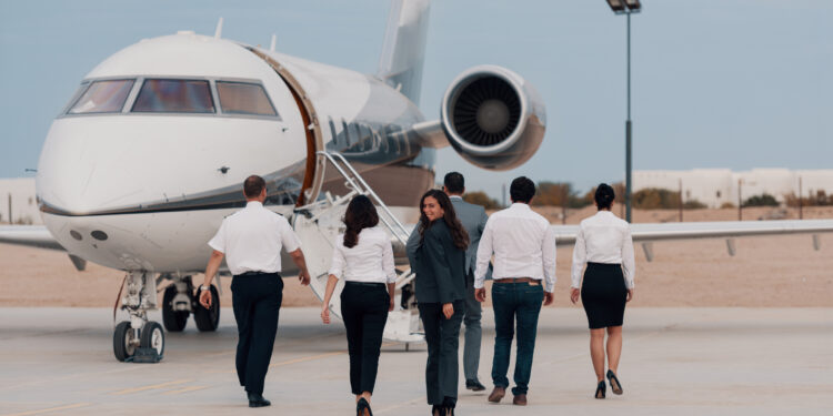 cati-bani-fac-avioanele-private-cu-care-zboara-bogatii-romaniei-surpriza-la-tiriac-air-–-hotnews.ro