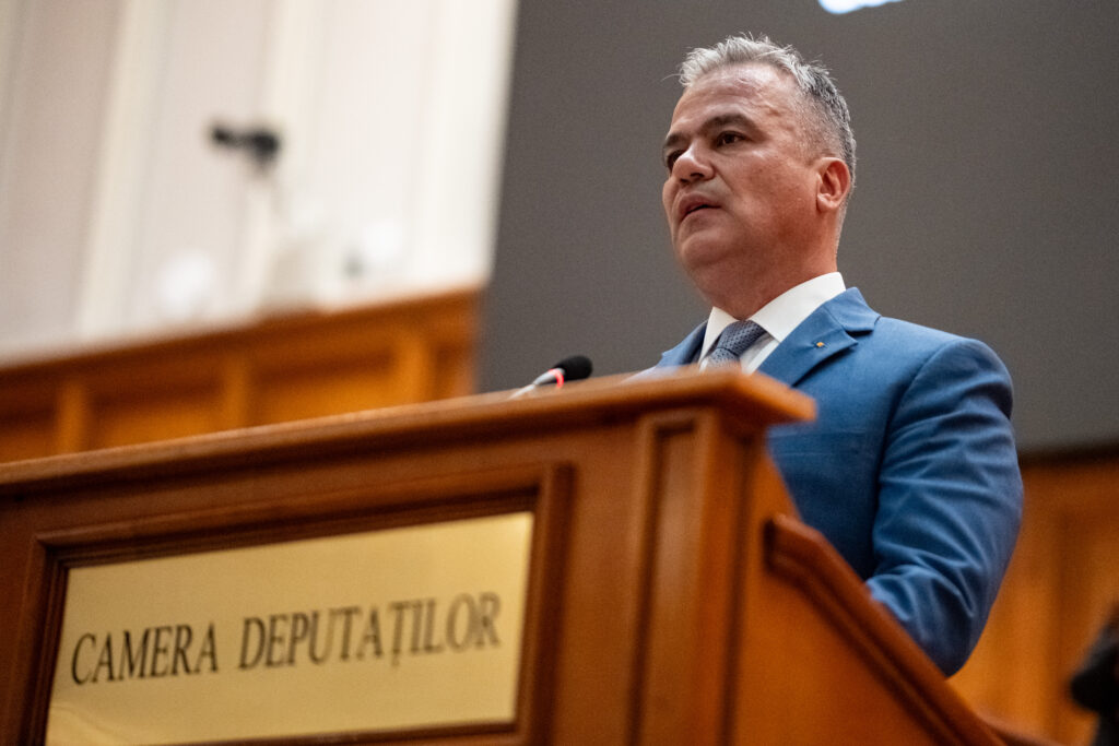 ce-mesaj-a-primit-adrian-vestea-lui-chiar-in-seara-in-care-a-pierdut-batalia-in-parlament