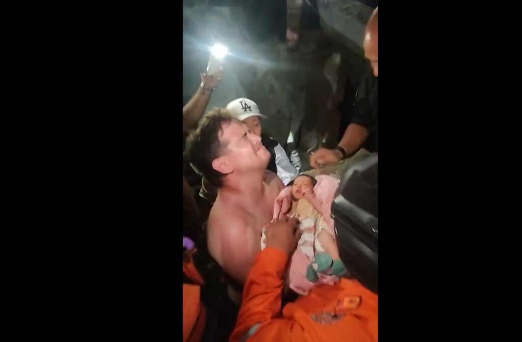 moment-emotionant-un-bebelus-de-18-zile,-scos-viu-de-sub-daramaturi-in-venezuela-–-hotnews.ro