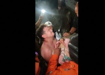 moment-emotionant-un-bebelus-de-18-zile,-scos-viu-de-sub-daramaturi-in-venezuela-–-hotnews.ro