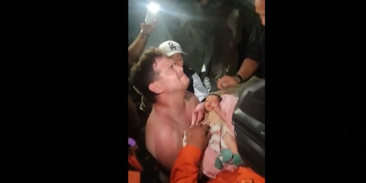 moment-emotionant-un-bebelus-de-18-zile,-scos-viu-de-sub-daramaturi-in-venezuela-–-hotnews.ro
