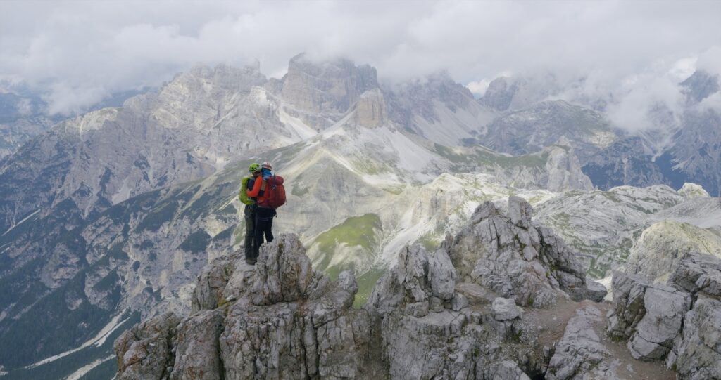 documentarul-despre-un-alpinist-roman-de-87-de-ani-si-povestea-de-iubire-care-sfideaza-varsta-regizorul:-sa-avem-curajul-sa-ne-urmam-visurile-pana-la-capat-–-hotnews.ro