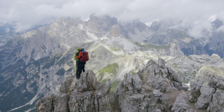 documentarul-despre-un-alpinist-roman-de-87-de-ani-si-povestea-de-iubire-care-sfideaza-varsta-regizorul:-sa-avem-curajul-sa-ne-urmam-visurile-pana-la-capat-–-hotnews.ro