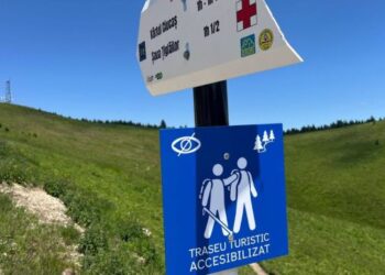 primul-traseu-montan-pentru-nevazatori-din-romania-a-fost-inaugurat:-cum-arata-poteca-adaptata-din-masivul-ciucas