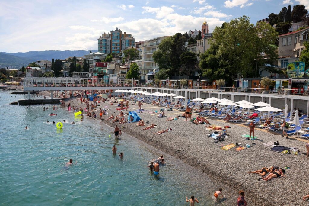 sezonul-turistic-din-crimeea,-o-destinatie-populara-pentru-rusi,-dat-peste-cap-de-valul-de-atacuri-ucrainene:-fie-nu-a-inceput,-fie-s-a-incheiat-deja-–-hotnews.ro