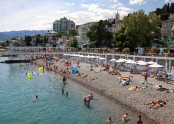 sezonul-turistic-din-crimeea,-o-destinatie-populara-pentru-rusi,-dat-peste-cap-de-valul-de-atacuri-ucrainene:-fie-nu-a-inceput,-fie-s-a-incheiat-deja-–-hotnews.ro