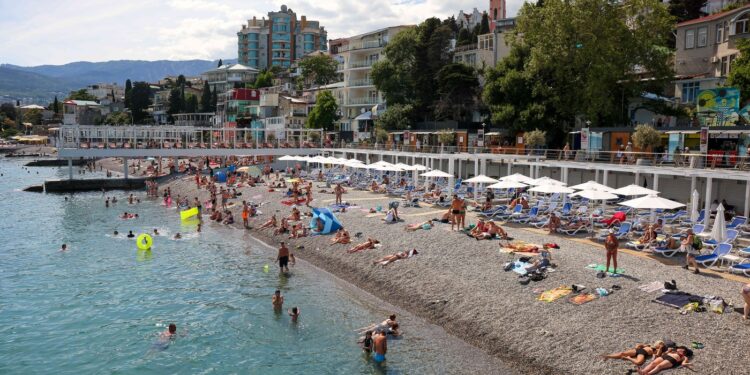 sezonul-turistic-din-crimeea,-o-destinatie-populara-pentru-rusi,-dat-peste-cap-de-valul-de-atacuri-ucrainene:-fie-nu-a-inceput,-fie-s-a-incheiat-deja-–-hotnews.ro