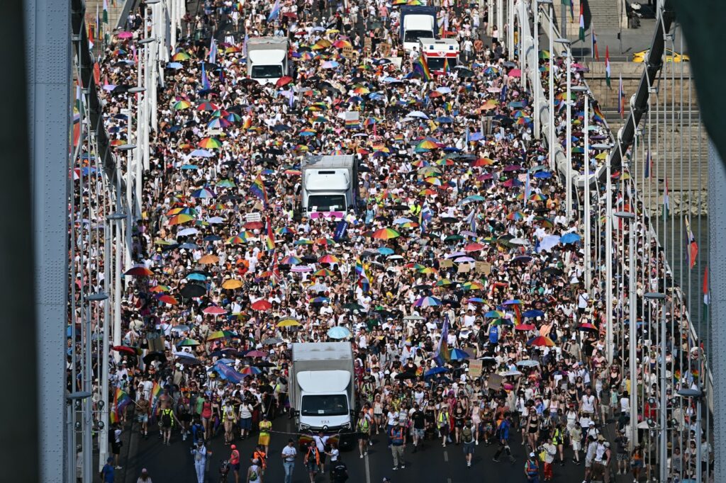 mii-de-persoane-la-primul-mars-pride-de-la-budapesta-dupa-infrangerea-lui-viktor-orban-–-hotnews.ro