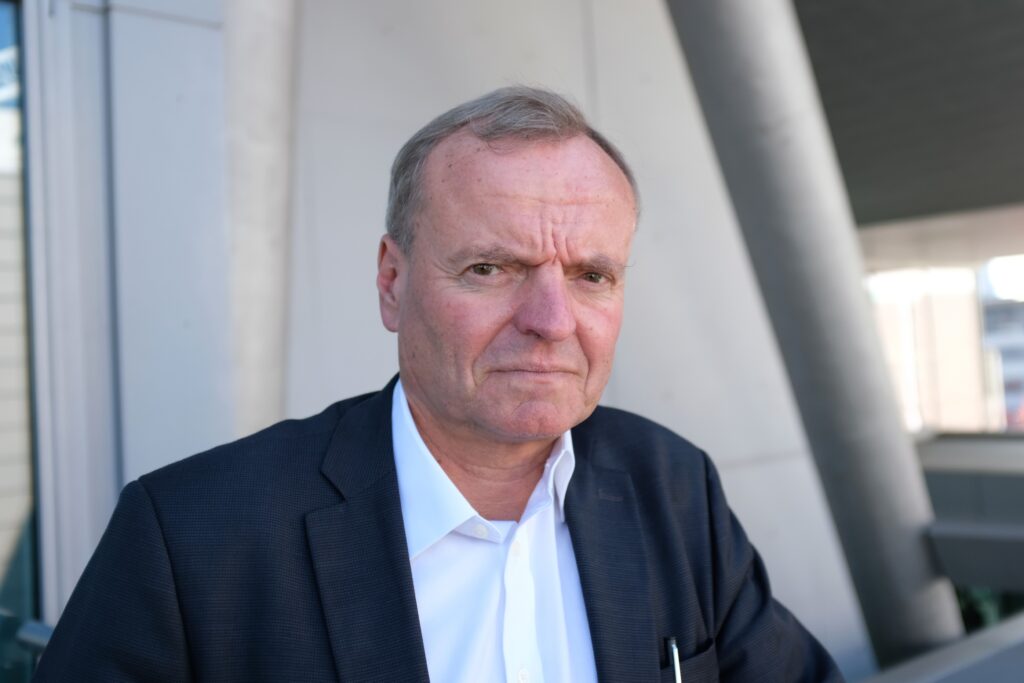 interviu-un-celebru-neurocercetator-explica-ce-se-intampla-cu-creierul-atunci-cand-folosim-ai-si-trage-un-semnal-de-alarma-–-hotnews.ro