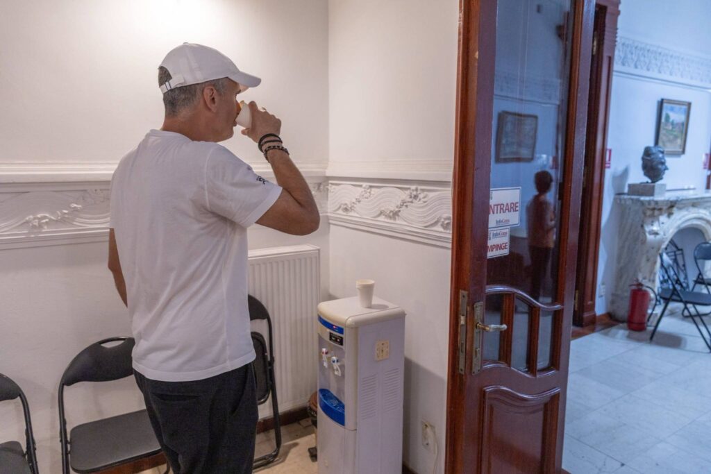 primaria-capitalei-anunta-o-retea-extinsa-de-adaposturi-climatice-in-aceasta-perioada-de-canicula:-zeci-de-institutii-publice-si-200-de-farmacii,-deschise-trecatorilor-–-hotnews.ro