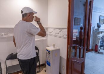 primaria-capitalei-anunta-o-retea-extinsa-de-adaposturi-climatice-in-aceasta-perioada-de-canicula:-zeci-de-institutii-publice-si-200-de-farmacii,-deschise-trecatorilor-–-hotnews.ro
