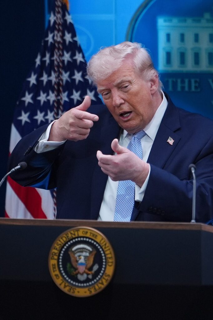 trump-ameninta-ca-va-ataca-in-iran-misteriosul-munte-al-tarnacopului:-o-lovitura-mare-si-frumoasa-chiar-la-usa-din-fata-–-hotnews.ro