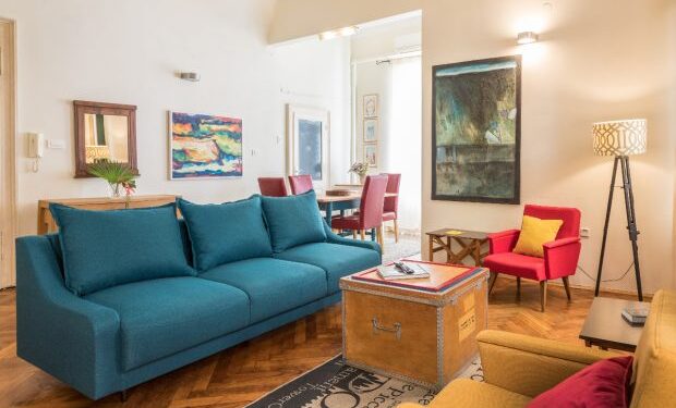 ce-ar-trebui-sa-gasesti-intr-un-apartament-de-vacanta-de-120-de-euro-pe-noapte.-internetul-s-a-impartit-in-doua-tabere
