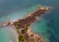 insula-din-grecia-unde-apa-ramane-calda-tot-anul-si-vantul-aproape-ca-nu-exista.-putini-turisti-ajung-aici