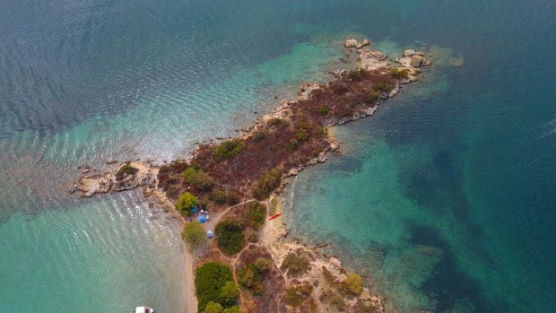 insula-din-grecia-unde-apa-ramane-calda-tot-anul-si-vantul-aproape-ca-nu-exista.-putini-turisti-ajung-aici