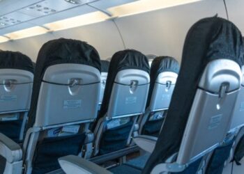 este-corect-sau-nu-sa-lasam-spatarul-scaunului-din-avion?-o-fost-stewardesa-explica-la-ce-trebuie-sa-fim-atenti-inainte