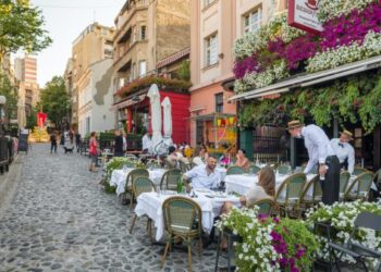 cafea-la-2-euro,-pranz-pentru-doua-persoane-la-20-euro-si-plimbare-cu-barca-la-doar-7-euro,-intr-o-tara-vecina