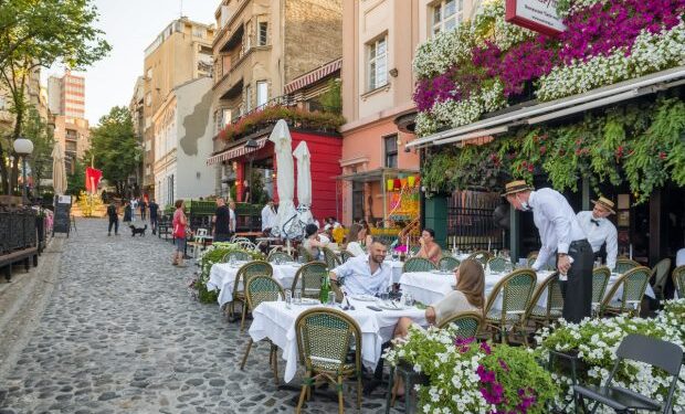 cafea-la-2-euro,-pranz-pentru-doua-persoane-la-20-euro-si-plimbare-cu-barca-la-doar-7-euro,-intr-o-tara-vecina