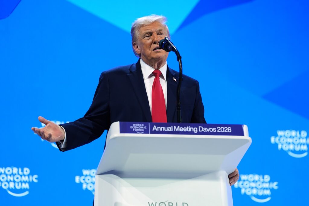 operatorul-de-teleprompter-al-lui-trump-e-acuzat-ca-a-castigat-100000-de-dolari-din-pariuri-pe-discursurile-presedintelui-–-hotnews.ro
