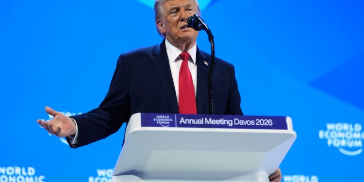 operatorul-de-teleprompter-al-lui-trump-e-acuzat-ca-a-castigat-100000-de-dolari-din-pariuri-pe-discursurile-presedintelui-–-hotnews.ro