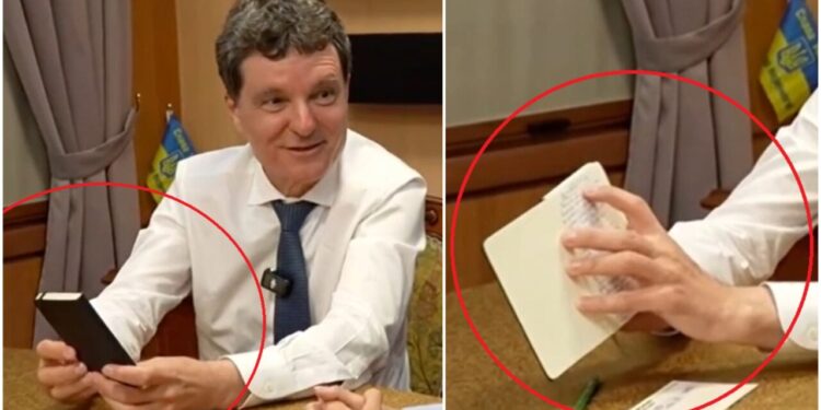 nicusor-dan-dezvaluie-ce-anume-scrie-in-celebrul-sau-carnetel:-„secrete-de-serviciu,-mai-deseneaza-si-copiii”