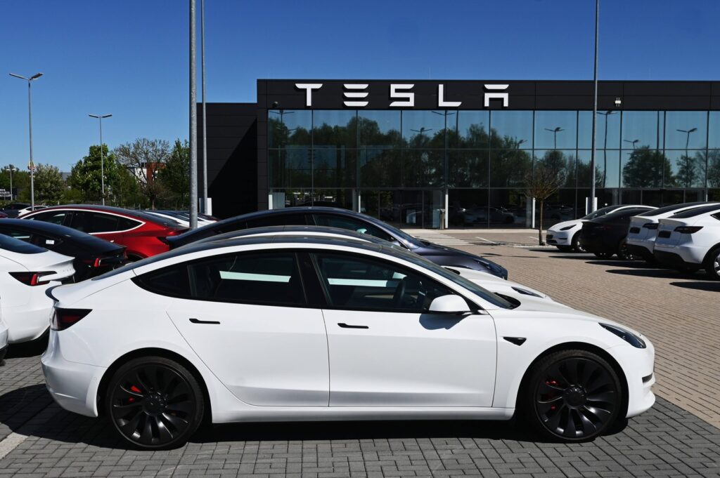 schimbari-majore-in-clasamentul-marcilor-auto-in-lume-tesla-depaseste-mercedes-benz,-chinezii-se-confrunta-cu-scaderi-mari-–-hotnews.ro