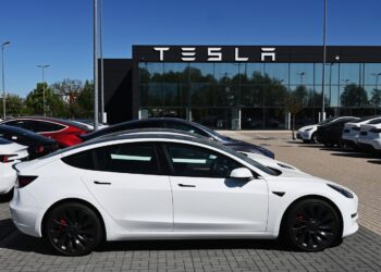 schimbari-majore-in-clasamentul-marcilor-auto-in-lume-tesla-depaseste-mercedes-benz,-chinezii-se-confrunta-cu-scaderi-mari-–-hotnews.ro