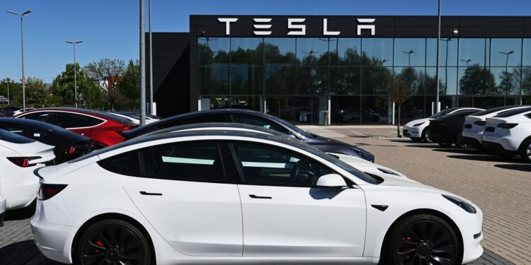 schimbari-majore-in-clasamentul-marcilor-auto-in-lume-tesla-depaseste-mercedes-benz,-chinezii-se-confrunta-cu-scaderi-mari-–-hotnews.ro