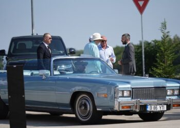 foto-ion-tiriac-a-facut-senzatie-la-inaugurarea-salii-nadia-comaneci:-a-venit-cu-un-cadillac-din-anul-10-lui-perfect!-cat-valoreaza-masina-–-hotnews.ro