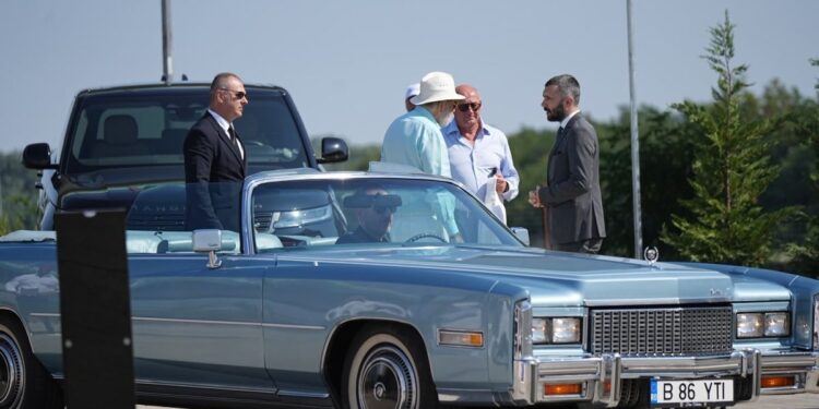 foto-ion-tiriac-a-facut-senzatie-la-inaugurarea-salii-nadia-comaneci:-a-venit-cu-un-cadillac-din-anul-10-lui-perfect!-cat-valoreaza-masina-–-hotnews.ro