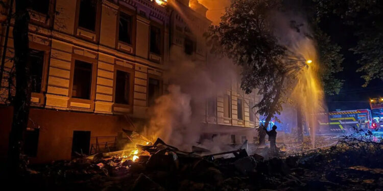 atac-extrem-de-agresiv-al-rusiei-asupra-kievului-in-noaptea-de-sambata-spre-duminica-|-cel-putin-sapte-raniti-si-incendii-in-mai-multe-cartiere,-dupa-bombardamente-cu-rachete-balistice