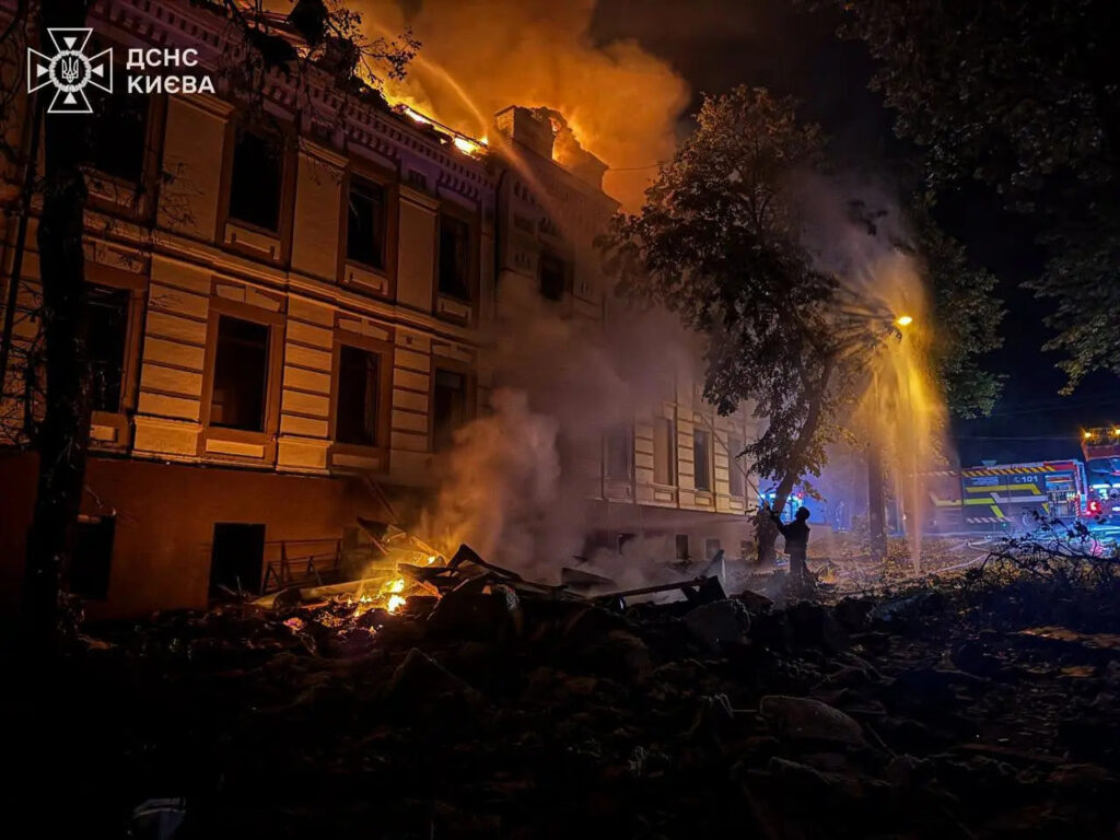 atac-extrem-de-agresiv-al-rusiei-asupra-kievului-in-noaptea-de-sambata-spre-duminica-|-cel-putin-sapte-raniti-si-incendii-in-mai-multe-cartiere,-dupa-bombardamente-cu-rachete-balistice
