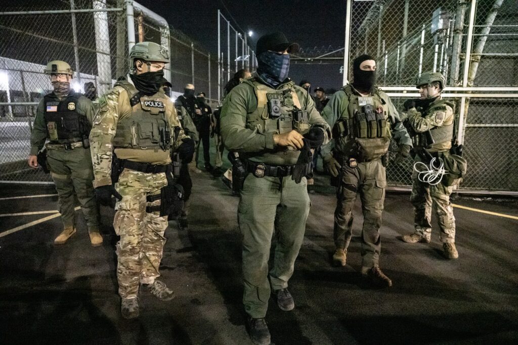 agentii-ice-vor-purta-bodycam-uri-cand-opresc-suspecti-sa-vada-si-poporul-american-ce-vad-ei-–-hotnews.ro