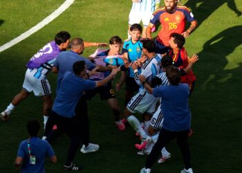 argentina,-ce-rusine!-niste-mardeiasi-imbracati-in-tricourile-argentinei-au-facut-de-ras-ceea-ce-trebuia-sa-fie-cel-mai-mare-eveniment-al-planetei-–-hotnews.ro