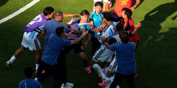 argentina,-ce-rusine!-niste-mardeiasi-imbracati-in-tricourile-argentinei-au-facut-de-ras-ceea-ce-trebuia-sa-fie-cel-mai-mare-eveniment-al-planetei-–-hotnews.ro