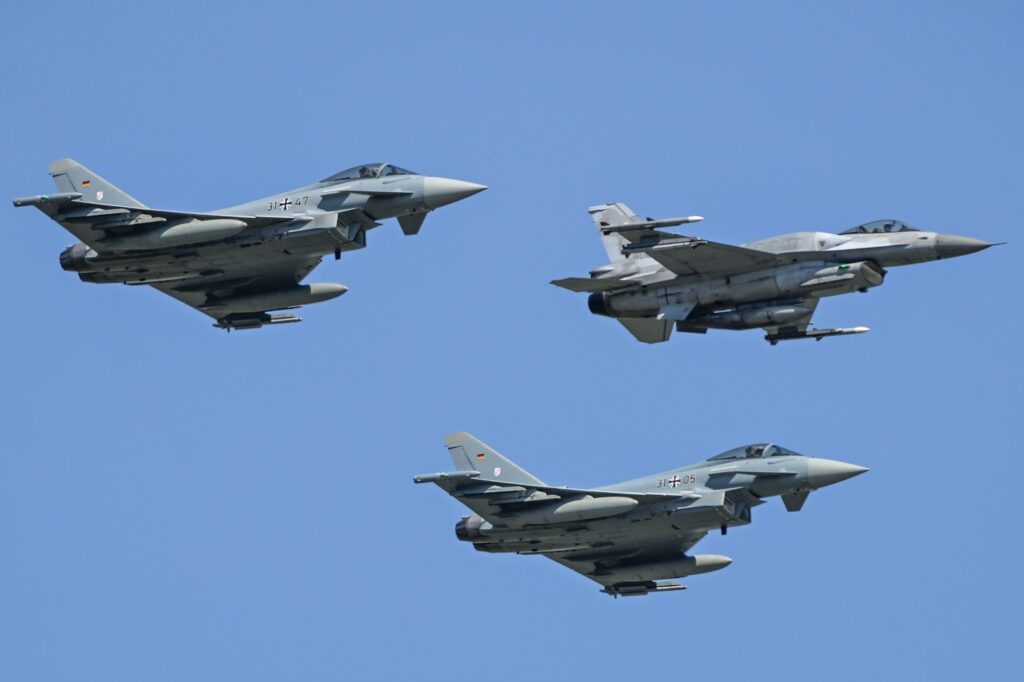 doua-aeronave-eurofighter-typhoon-si-doua-avioane-de-lupta-f-16,-ridicate-de-armata-romana,-dupa-o-noua-alerta-in-tulcea-–-hotnews.ro