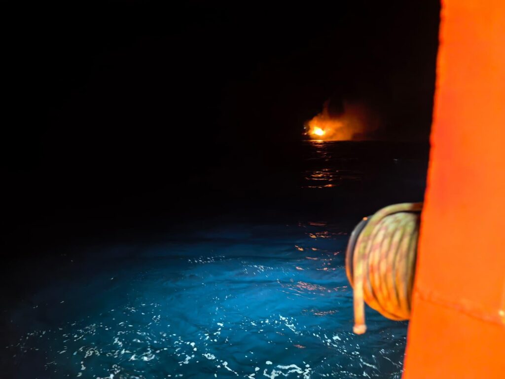 primele-poze-cu-petrolierul-care-a-explodat-in-marea-neagra-imagini-de-la-interventia-din-timpul-noptii-–-hotnews.ro