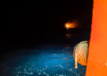 primele-poze-cu-petrolierul-care-a-explodat-in-marea-neagra-imagini-de-la-interventia-din-timpul-noptii-–-hotnews.ro
