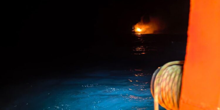 primele-poze-cu-petrolierul-care-a-explodat-in-marea-neagra-imagini-de-la-interventia-din-timpul-noptii-–-hotnews.ro