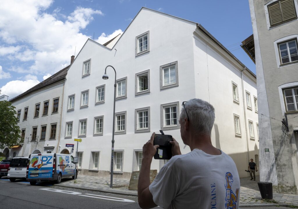 austria-a-terminat-dupa-7-ani-renovarile-la-casa-in-care-s-a-nascut-hitler,-pentru-a-i-da-o-noua-destinatie-–-hotnews.ro