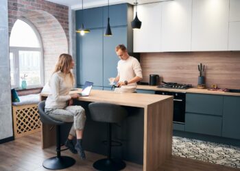 [p]-livingul-deschis-spre-bucatarie:-avantaje,-dezavantaje-si-ce-mobilier-functioneaza-in-ambele-zone-–-hotnews.ro