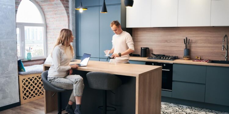 [p]-livingul-deschis-spre-bucatarie:-avantaje,-dezavantaje-si-ce-mobilier-functioneaza-in-ambele-zone-–-hotnews.ro